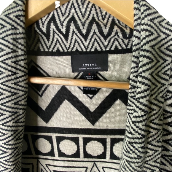 Trendy Geometrical Shrug Size Small for Women, warm and cozy - Picture 2 of 7